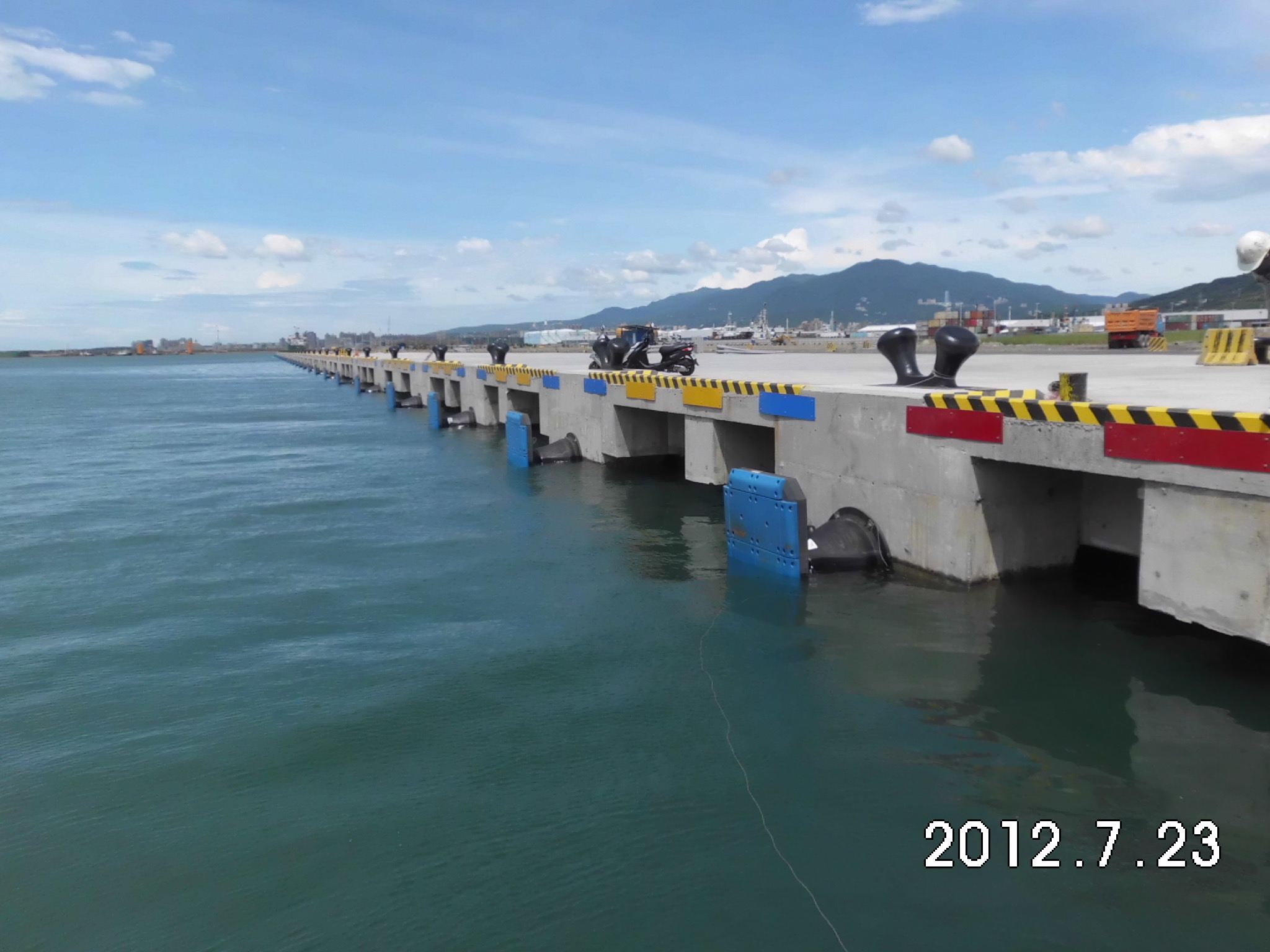 臺北港第二散雜貨儲運中心【國產建材實業】東10~東12號碼頭及浚渫造地工程